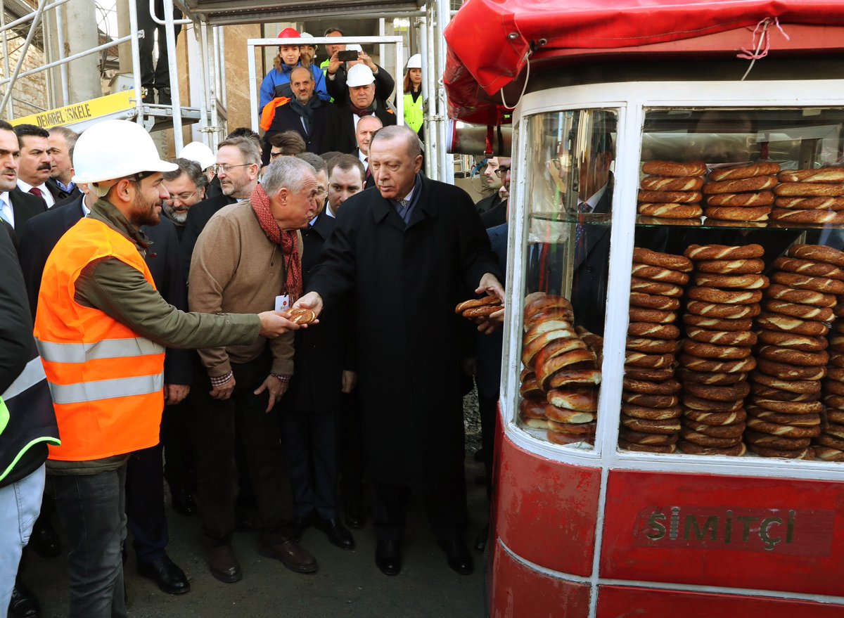 Cumhurbaşkanı Erdoğan, Taksim Camisi inşaatında incelemelerde bulundu.

İnşaat çalışmalarını inceleyen Cumhurbaşkanı Erdoğan, buradaki işçilere İstiklal Caddesi girişindeki bir tezgâhtan aldığı simit ve kestanelerden ikram ederek, birlikte fotoğraf çektirdi.