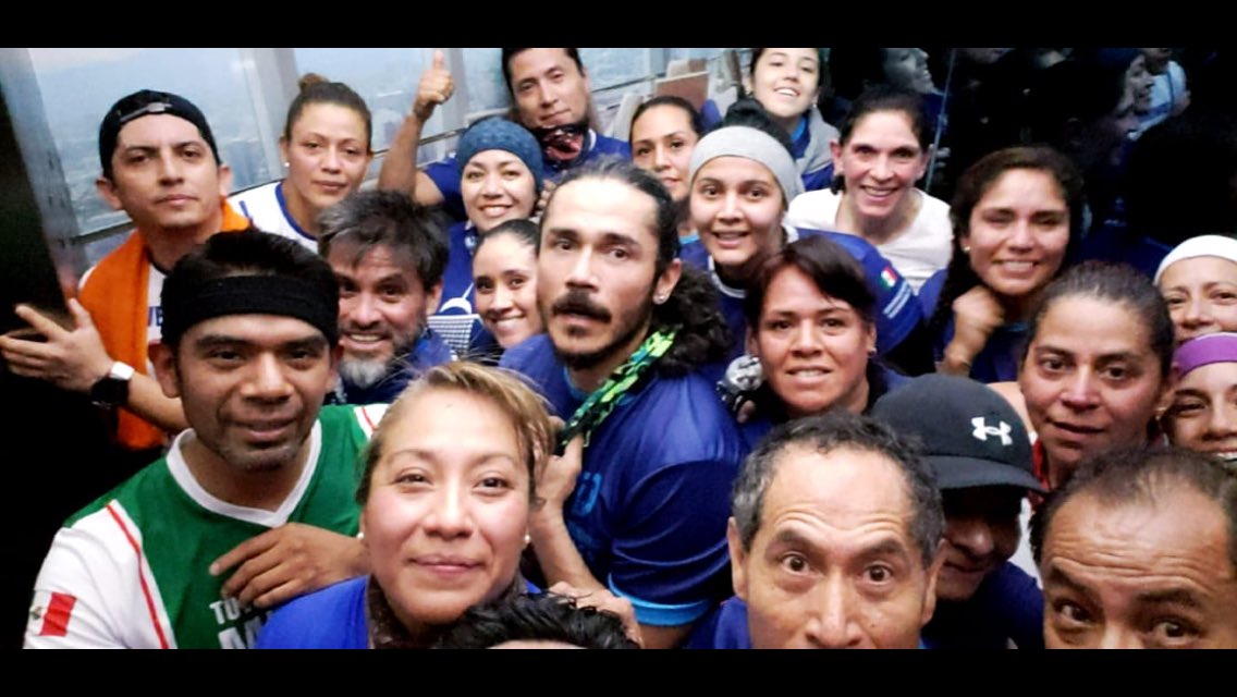 Jairsinho's tweet photo. #domingoFeliz de entrenamiento entre #amigos por eso #YoElegicorrer con el mejor equipo #chapultowers @TowerrunningMX en #WTC rumbo a #stratosphereTower #TorreBancomer #torreLatinoChallenge #runup #stairsup #nomerindo #live #enhoy #happy 🙌😁🇲🇽 https://t.co/clGBOq28iO
