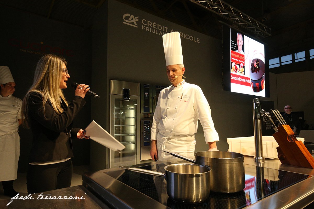 FieraCucinare's tweet photo. È stato con noi il Maestro Luigi Biasetto, il quale ci ha donato un momento di dolcezza con i sui deliziosi bignè.
#cucinare #showcooking #chef #food #cucinaitaliana #pordenonefiere #Gazzettino #messveneto #il_piccolo #Fvg #salute #territorio #dolcezza #grandepasticceria #bignè https://t.co/EanYf2M6iU