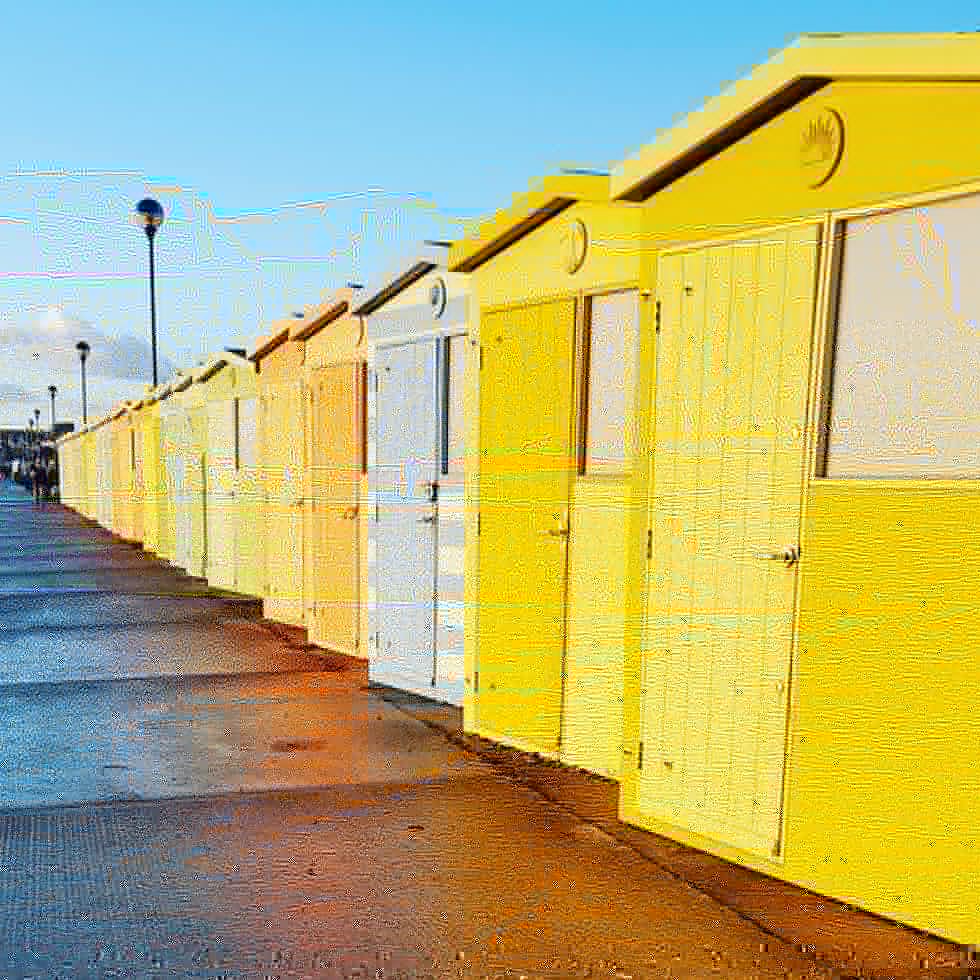 Hippychick3000's tweet photo. #seafordbay #splashpoint #beachhuts #wintersun #getoutsude https://t.co/nB9pVoY7Ro