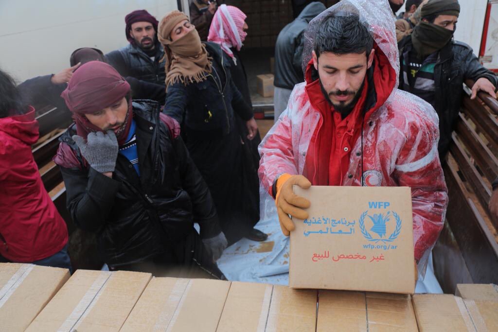 SYRedCrescent's tweet photo. On day 5 in #Rukban mission, we owed a big thank you to @SYRedCrescent #volunteers, who dedicate every minute to help the displaced families, meet the #humanitarian #needs 
#syria 
📷: @SYRedCrescent https://t.co/JExzIYLG4p