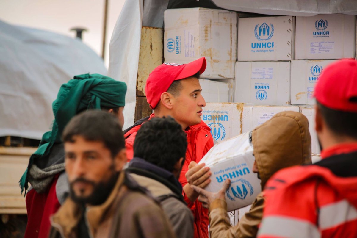 SYRedCrescent's tweet photo. On day 5 in #Rukban mission, we owed a big thank you to @SYRedCrescent #volunteers, who dedicate every minute to help the displaced families, meet the #humanitarian #needs 
#syria 
📷: @SYRedCrescent https://t.co/JExzIYLG4p