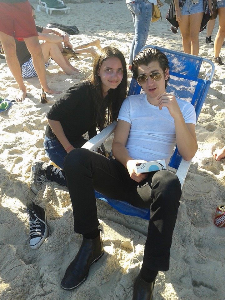dobrevxbates's tweet photo. solo alex turner puede andar asi en una playa https://t.co/iBoCyYlJXW