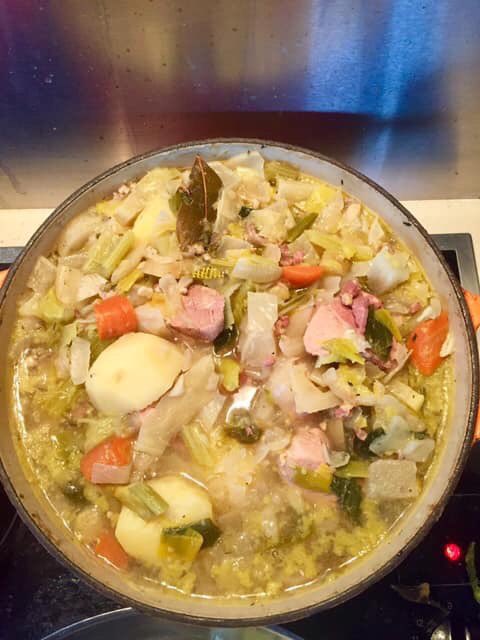 bartdecl's tweet photo. Eten volgens het seizoen #hutsepot #kippenbouillon #aardappelen #rapen #wittekool #selder #prei #wortelen #uien #knoflook #laurier #tijm #peperenzout #spek #varkenskarbonaden #bartsrecept #bartsrecipe https://t.co/BuDeqq7kOt