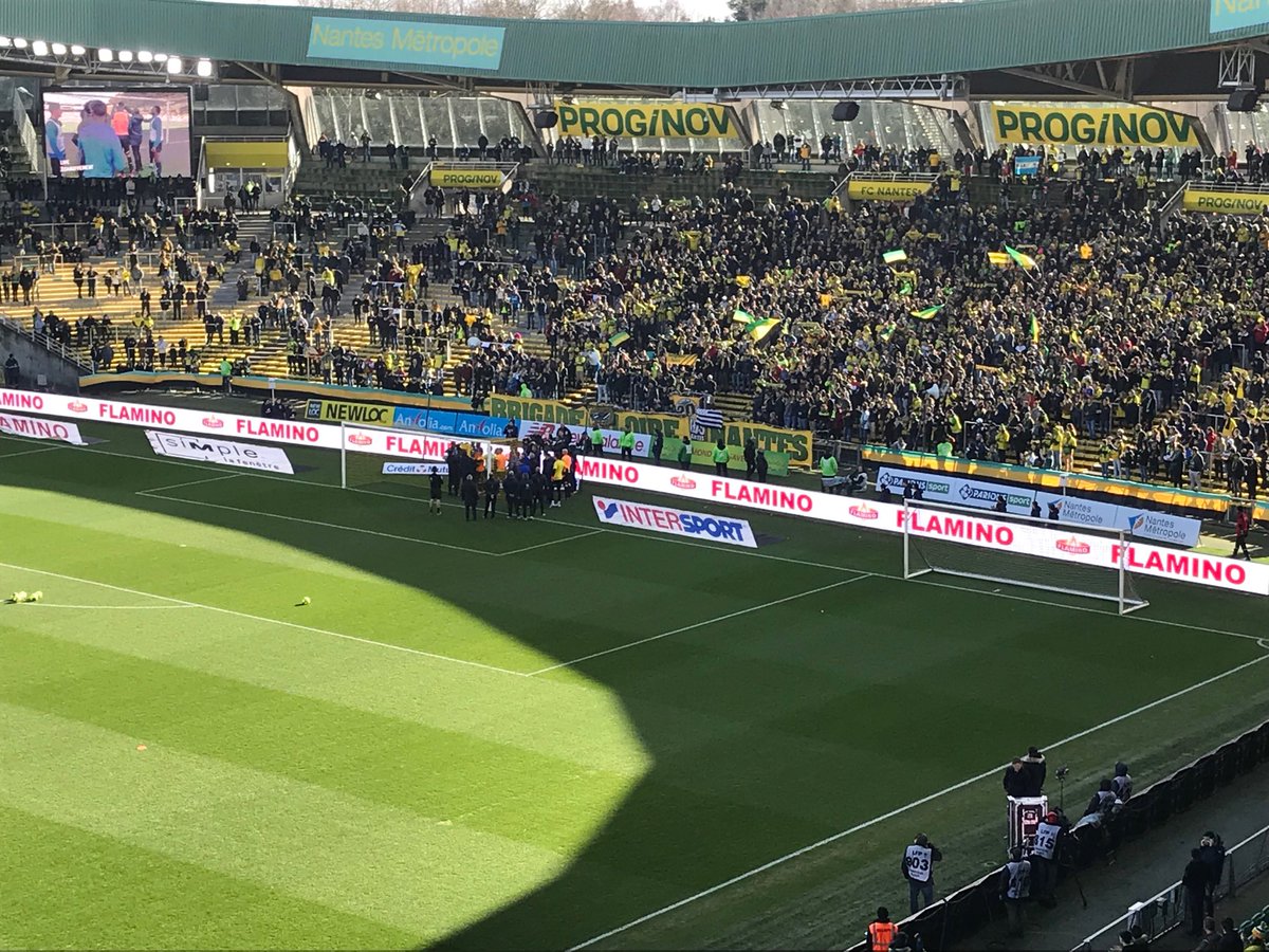 EtienneKiss's tweet photo. Valentin Rongier et tous les joueurs viennent accrocher le maillot de Sala auprès de La Tribune Loire.#FCNNO https://t.co/SsXyphSy4F