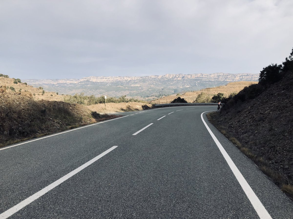portsnbicicleta's tweet photo. Sortida d’avui pel #baixcamp i #priorat fent “els 3 colls” encadenat de #colldelateixeta #colldeporrera (també dit #colldelesmarrades) i #colldalforja 3 ports de 3a ideals per aquesta època de l’any i de la temporada, amb “postals” com ara el #montsant https://t.co/oSHTvuGbiR