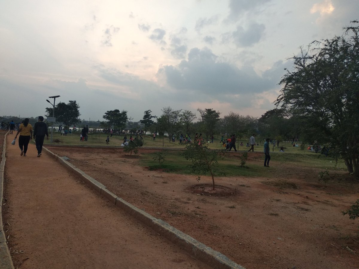 AgaraLake's tweet photo. Lot of people spend their weekend with me.....just want them to leave my premises clean! 💚💙
#KeepLakeClean #SaveLake #LoveLake https://t.co/15X6VRTkoL
