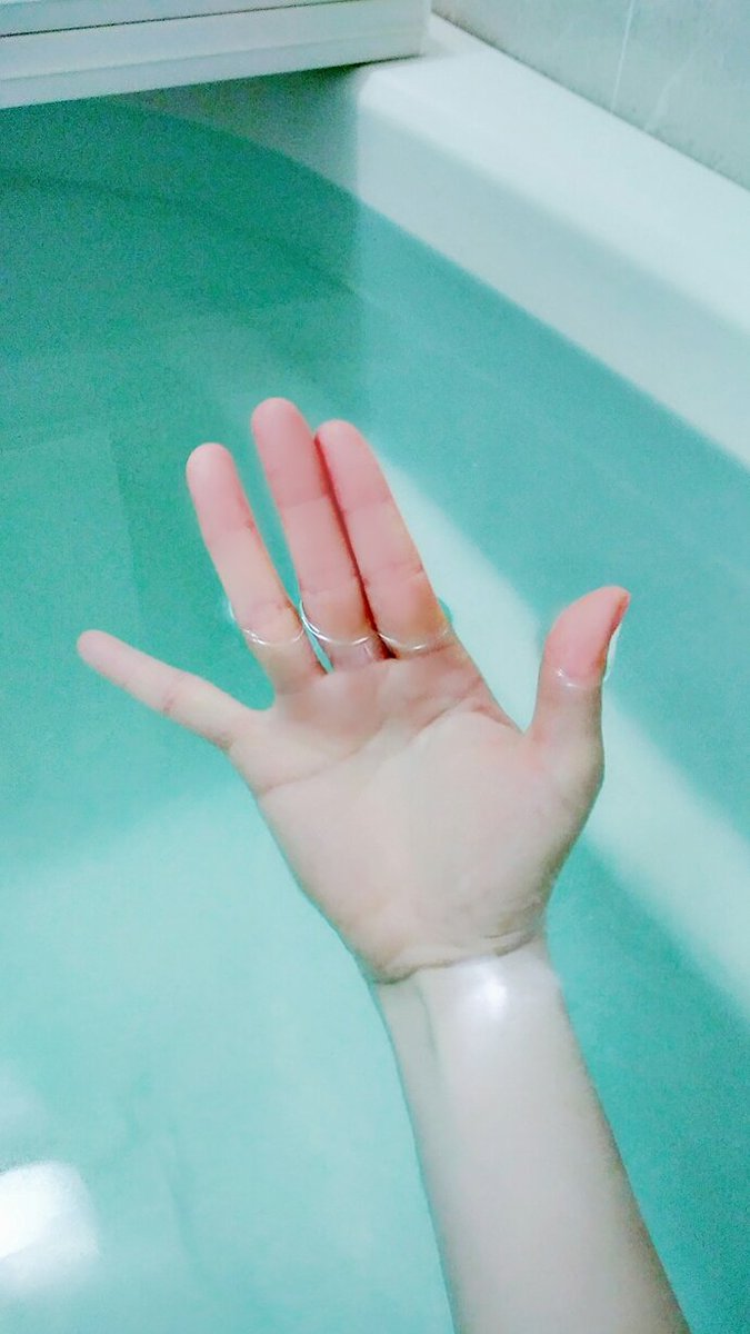 ガム على تويتر お風呂リラックスしたくて Lushで水色のバスボム買いました Lush という香りではなく ほんのり香るくらいの柔らかい香りで うっすら青緑色の湯色 カモミールとラベンダーが良い匂いです ガム على تويتر お風呂リラックスしたくて Lushで水色のバスボム買いました Lush という香りではなく ほんのり香るくらいの柔らかい香りで うっすら青緑色の湯色 カモミールとラベンダーが良い匂いです