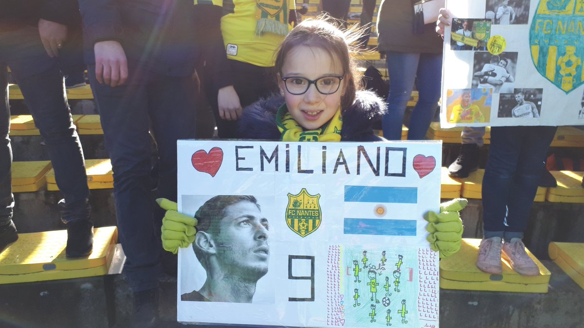 gregory_jullian's tweet photo. Chloé, une supportrice du FC Nantes. Les larmes aux yeux. Tout est dit. #FCNON #FBsport https://t.co/3KKKIOrOll