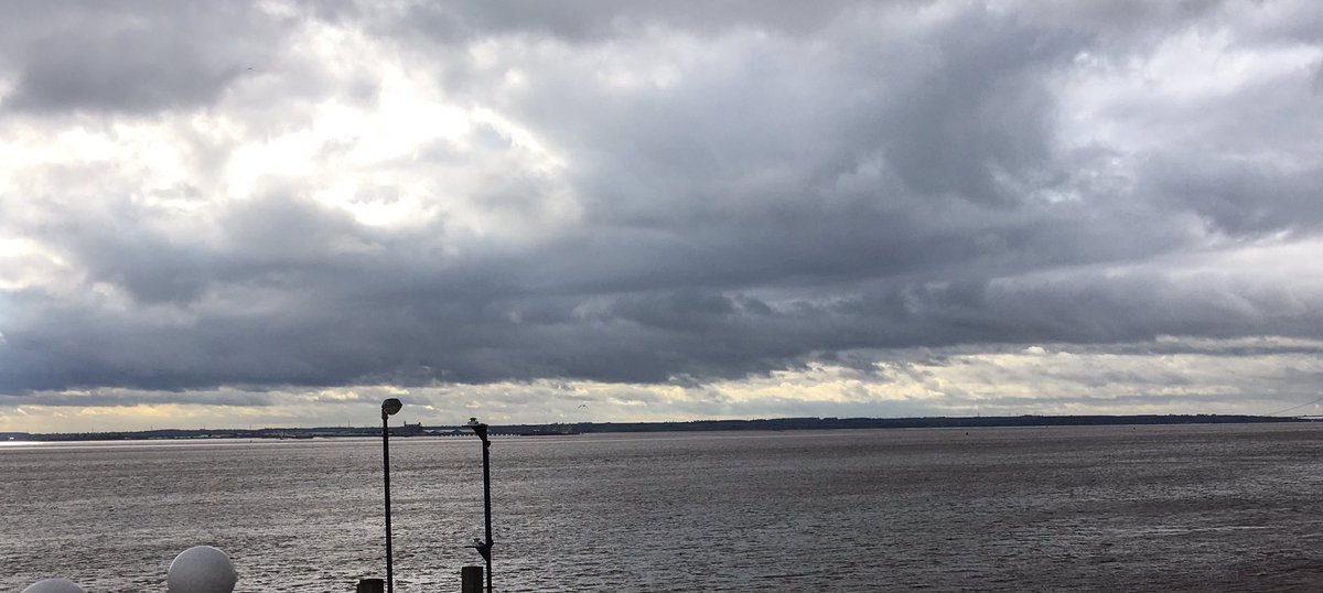 tdg1357's tweet image. Grrr... what a grisly looking Sunday!! Although the clouds look interesting! #PrettyClouds #Weather