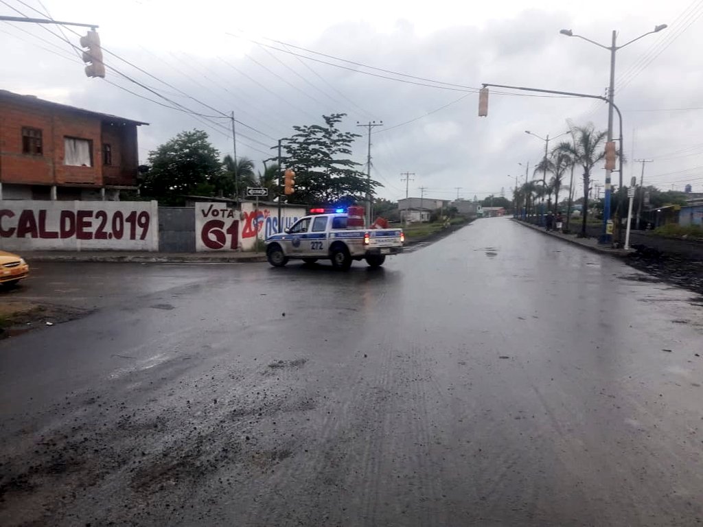 CTEcuador's tweet photo. [ Guayas ] Agentes de tránsito brindan custodia en seguridad vial, en la repavimentación de calles del sector de la terminal terrestre, coordinado por el Municipio de Santa Elena. #CTEContigo https://t.co/yS2gYHBCgp