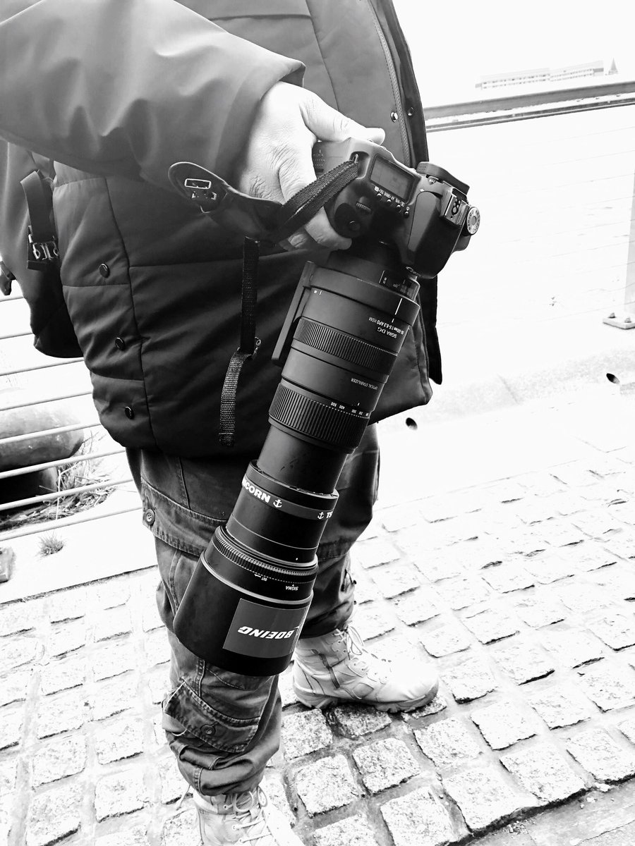 MPSCityAirport's tweet photo. #ProjectServator officers are chatting with our Aircraft Enthusiasts today @LondonCityAir. This camera captured some great shots of departing🛫 & arriving flights🛬 #photography #cameraaction #getourgoodside #recruitingeyes&ears
#sundaysnapping https://t.co/IgEpBiF74n