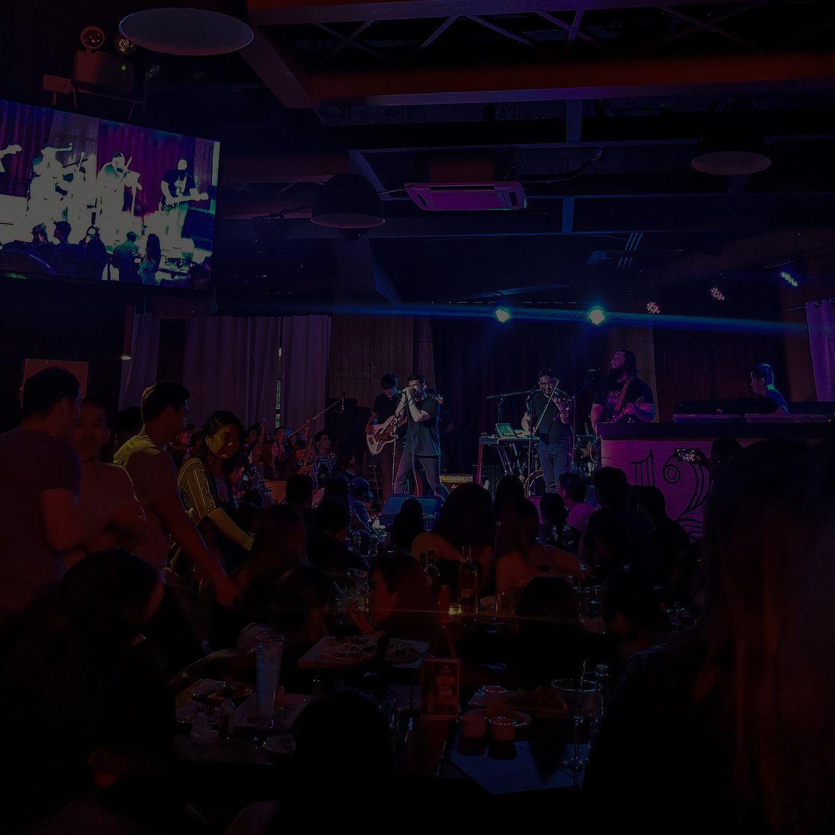 jeannemolina's tweet photo. Still conquering the stage after many years since I last watched them play. Mabuhay ang OPM! :)
.
#12monkeysph #halemusic #huawei #huaweip20 #huaweiphotography https://t.co/bNWfYREkJ1