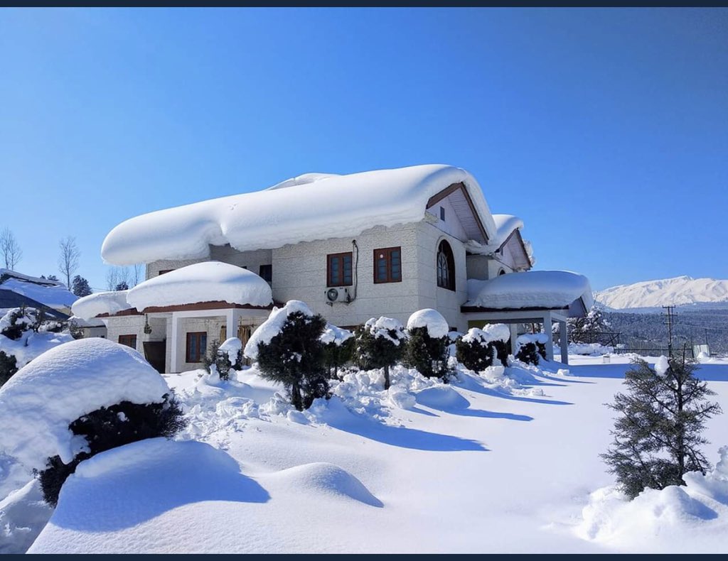 circuit house Shopian courtesy <a href="/zubaironline/">Muhammad Zubair</a>