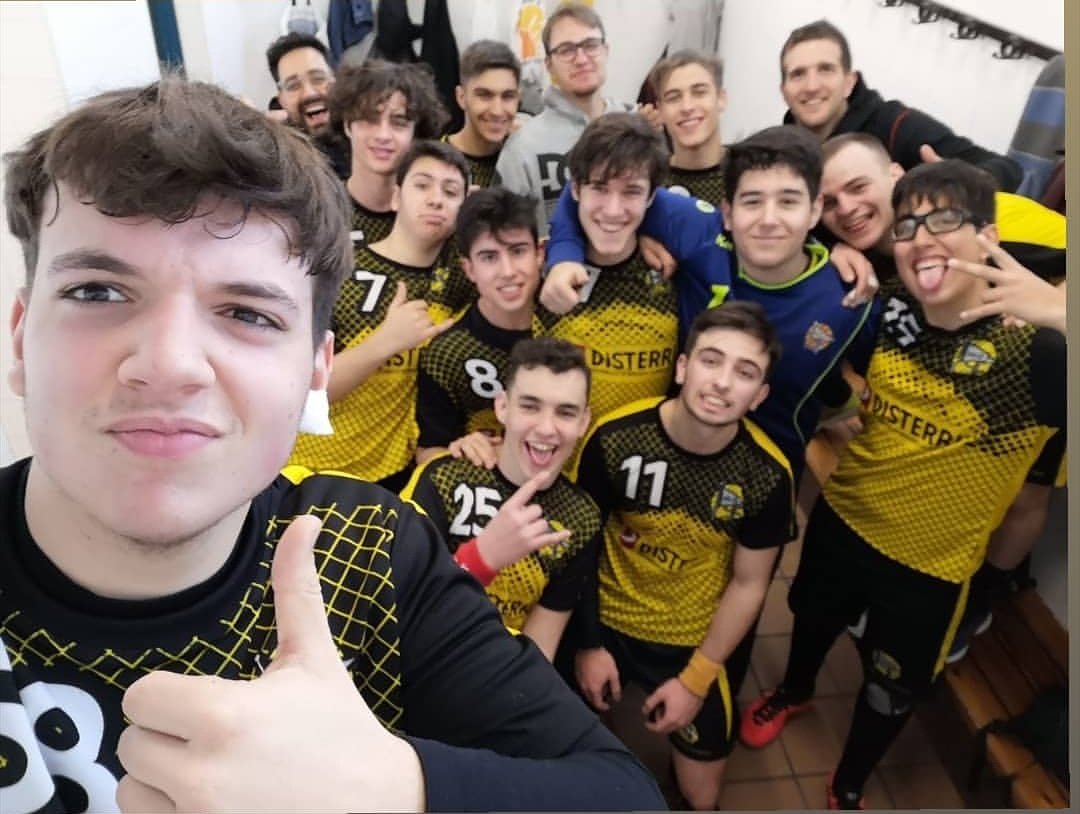chlagarriga's tweet photo. 🔥 Els juvenils ja ens tenen acostumats a les victòries! Han sumat 2 punts més davant del @Clubhandbolgava, en superar-lo per 26 a 18. Amb aquesta nova victòria, l'equip segueix líder i #invicte a la 2a Fase de la #1aCatH 🔝💪🏼
#oídobarra #otraronda https://t.co/J8N3cSxYVH