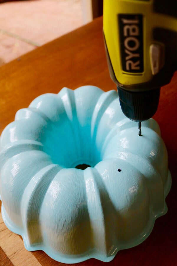 Save your pennies on pricy planters by creating your very own hanging herb garden using household items! We're loving this simple and cost-effective solution using an old bundt cake tin from @HomeJelly! bit.ly/2BmKzf1 #Repurpose #Recycle #PlantingDIY #DIY #HangingGarden