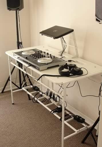 ColorMaderaChile on X: Mesa equipos DJ. Base metálica y cubierta de  madera, con vaciados para cables, de 60x150, altura 78cms.   / X