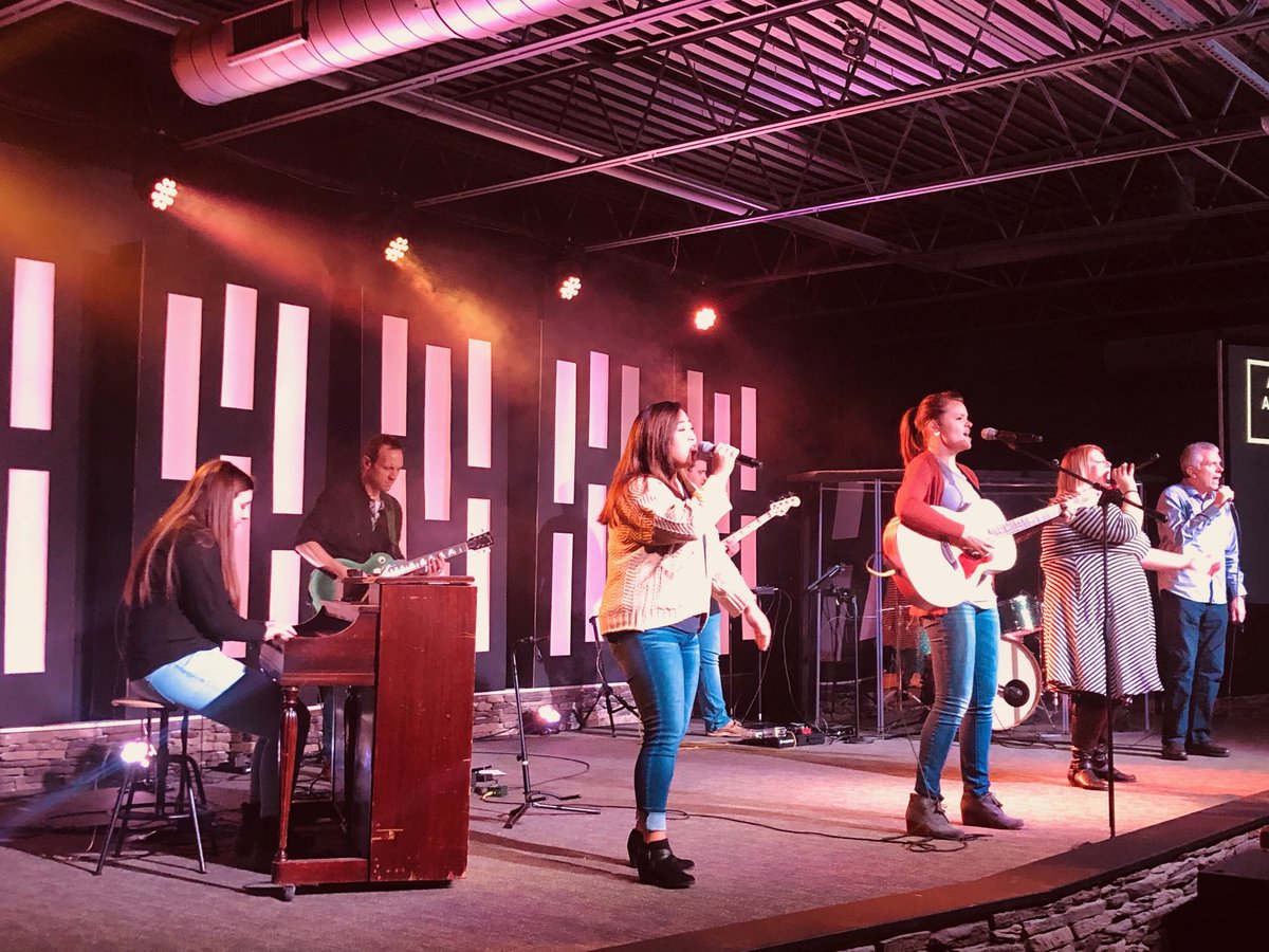 DFioreRealtor's tweet image. Worshipping ⁦@hopecityindy⁩ Annabelle on keys with Kelsey and group belting out great songs.