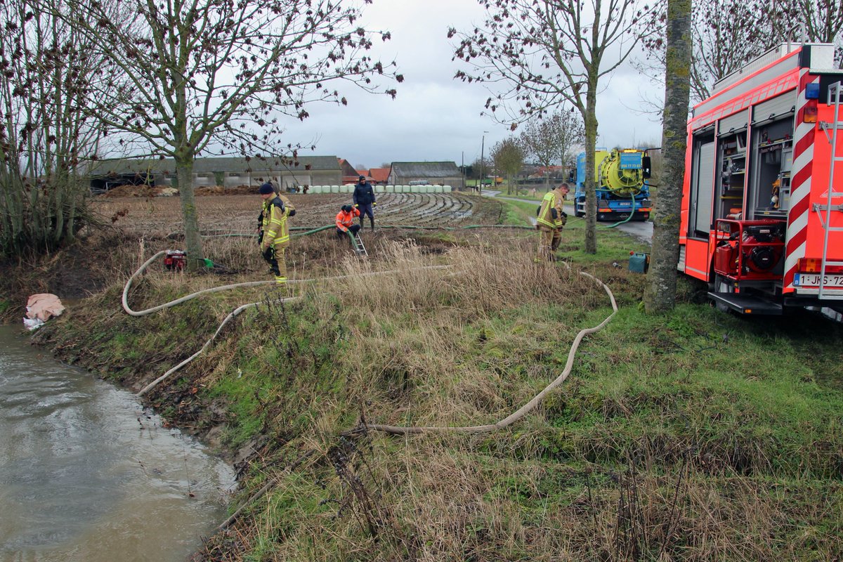 GVanhessche's tweet photo. Deze voormiddag zware vervuiling van de Kasselrijbeek op de grens Vichte/Otegem. Mazout kwam in de beek terecht. Waarschijnlijk defect aan tank bij Molecule. Brandweer was een tijdje bezig... https://t.co/ChCep1arhe