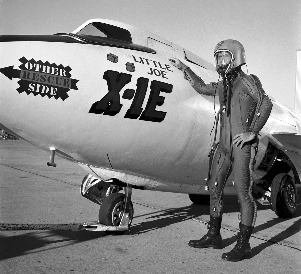 What an anwesome photo! NASA test pilot Joe Walker in pressure suit with X-1E. 27 January 1958.