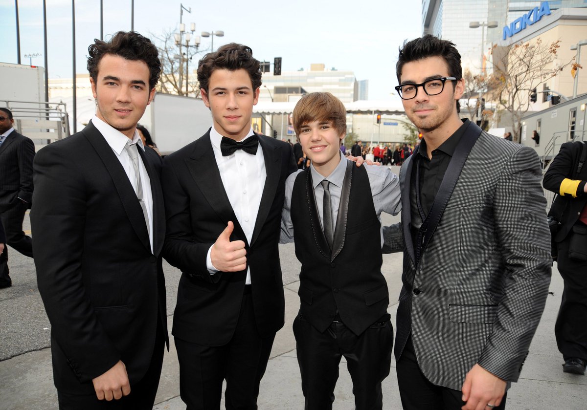 enews's tweet photo. Still thinking about the 2010 #GRAMMYs, wbu https://t.co/5mFeNFopdq