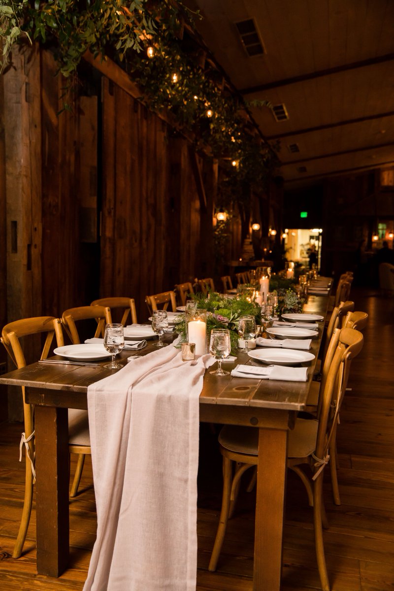 ✨Long tables, warm lighting, beautiful greens, and draping fabric table runners... YES 🙌🏻 #moreofthis 
🌿@enzaevents 
📷 @domenickmichael1 

#hudsonvalleyweddings #upstateweddings #nybride #engaged #barnweddings #modernrustic #thebarnthathasitall #theprestonbarn #olddroversinn