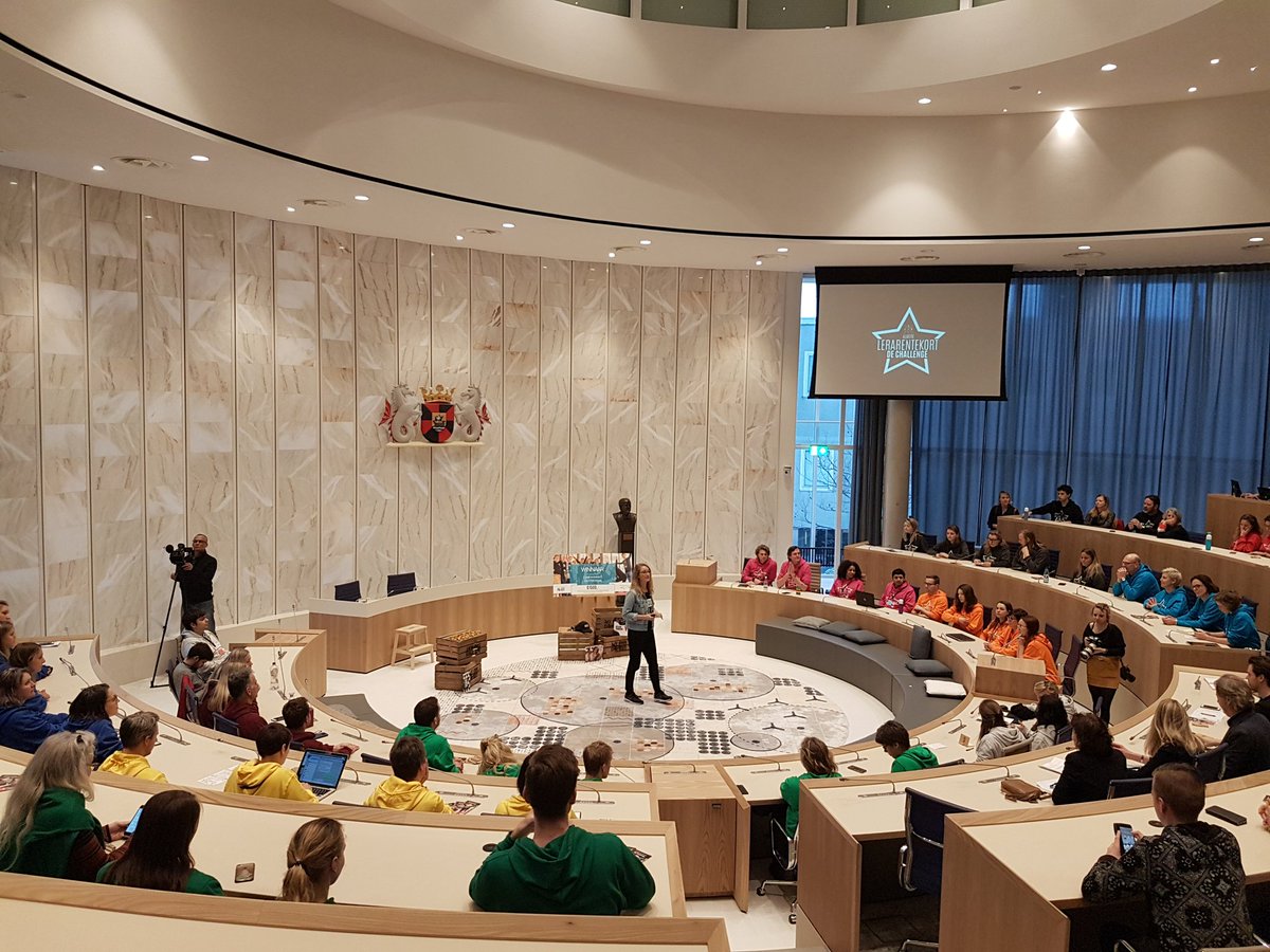 Interessante en eigenwijze ideeën bij de hackathon #lerarentekort in de raadszaal. 60 deelnemers in 12 teams pitchen hun oplossingen voor het lerarentekort #almere