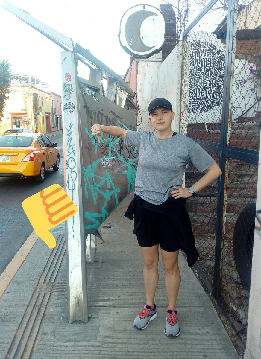oaxruntours's tweet photo. #ReporteCiudadano 
Queremos banquetas TRANSITABLES en #Oaxaca. 
Estas paradas destrozadas impiden el libre paso.
Hoy, Ann (NYC) nos ayudan a concientizar nuestras autoridades.
@PeatonVigilante
@GobCdOax
@AtencionCdOax
@ComSocOax
@ComSegPubOax 
@MunicipioOaxaca
@oswaldogarciaj https://t.co/BylwGCNJow