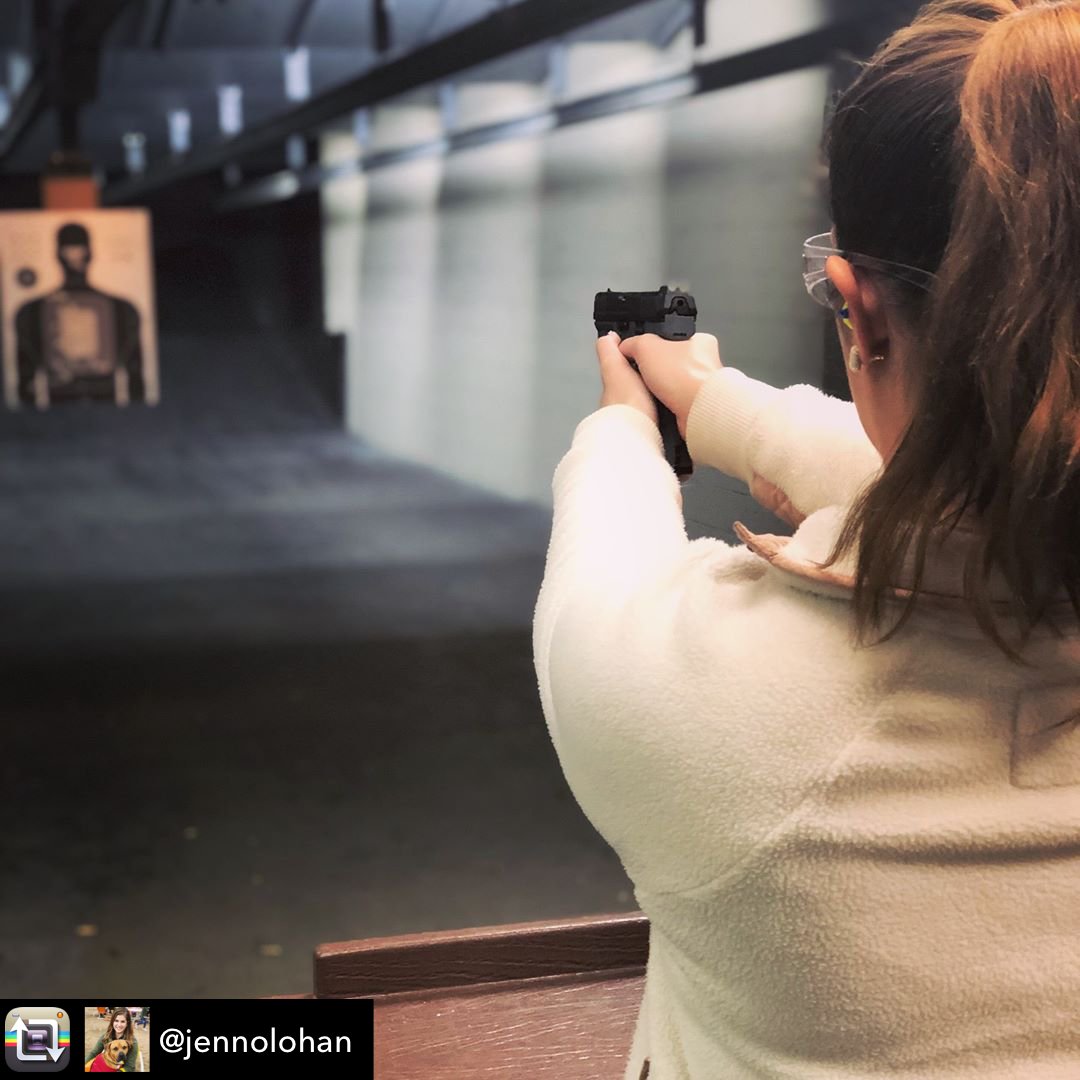 ScottsdaleGun's tweet photo. We ❤️ newbies!
Repost from @jennolohan using @RepostRegramApp - My new favorite hobby.
#guns #shooting #gunrange #glock19 #hkvp9 #learningtoshoot #girlswhoshoot #girlswithguns #shootingrange #scottsdalegunclub #glock #pewpew #handgun #rangeday #badass #gunsofinstagram https://t.co/onmSpI3XlS