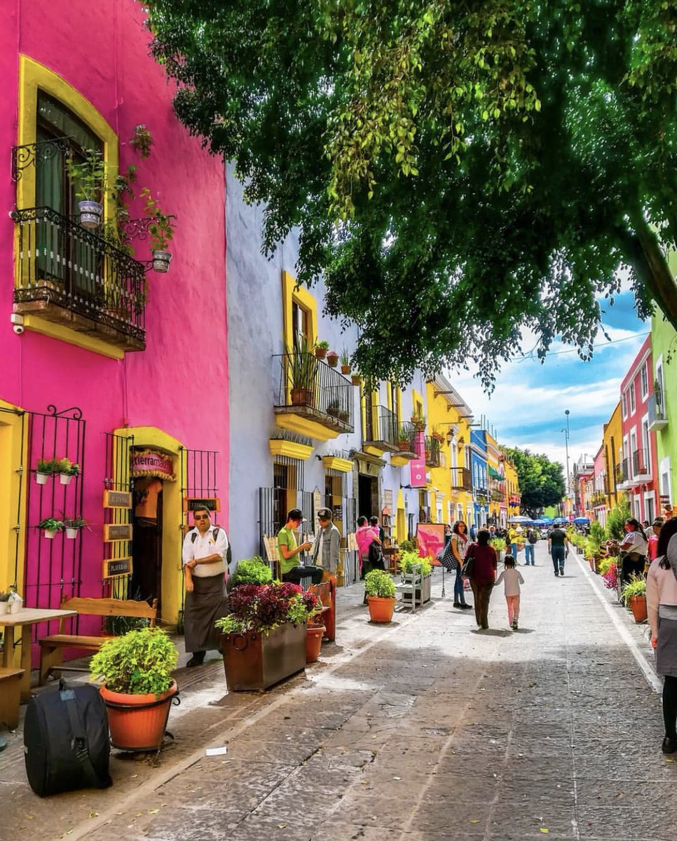 Personas caminando por el callejón de Los Sapos