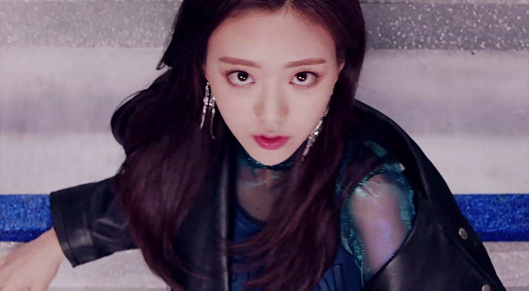 eye_on_u_'s tweet photo. น้องยูนาาาาาาาาาาาาาาาาาาาาาาาาา

คือเบ้าหน้าพรีเมี่ยม เบ้าหน้าคุณภาพมากกกกกกกกกกก ไม่ไหวแล้ววววว เด็กอายุ 15 ย่าง 16 จำเป็นต้องสวยขนาดนี้เลยหรอออ ถ้าโตเป็นสาวจะสวยขนาดไหน!!!!

#ITZY #있지 
#달라달라 #ITZY_DEBUT https://t.co/A2Oidyfanl