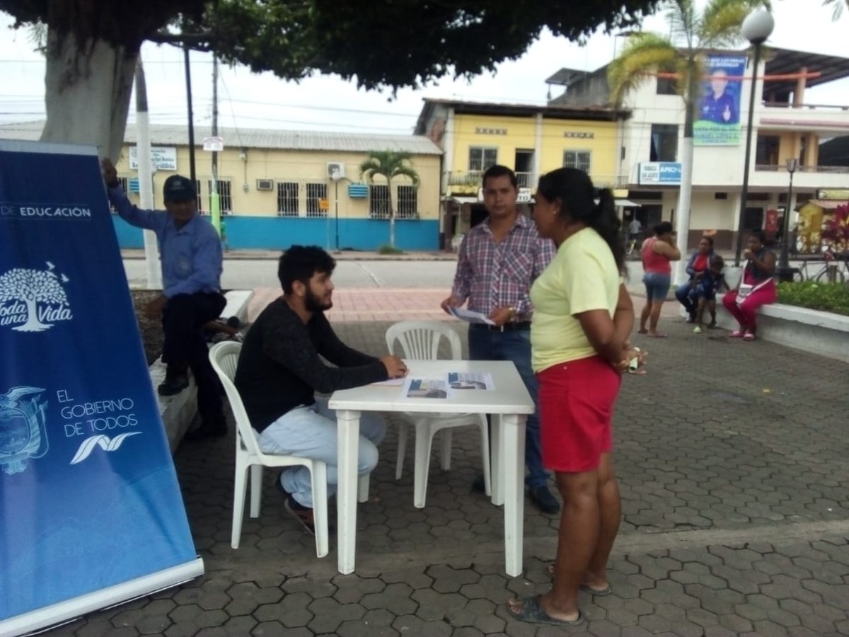 EducacionZ5_Ec's tweet photo. Los 25 distritos correspondientes a @EducacionZ5_Ec  realizan la difusión del programa #TodosABC de la oferta educativa extraordinaria Modalidad a Distancia-Virtual, dirigida a jóvenes y adultos, para los niveles Básica Superior y Bachillerato. @mlunatamayo @GastonGagliardo https://t.co/roMPgBbY2k