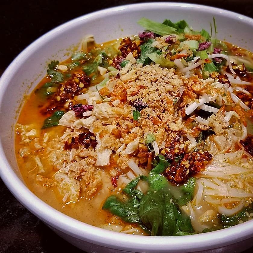 SenKhao_'s tweet photo. LAO PHO SOM on SPECIAL TODAY!  🙌  a nutty, garlicky, &amp; citrusy #Pho Soup 🍲 chicken noodle soup, lime juice, fish sauce, peanut, tomato, chili oil, fried garlic, bean sprout, green lettuce, celery, dried shrimp. 
#LaoFood #LaoFoodMovement #ChefSeng #LaoNoodleNRice https://t.co/irRQdU81zT