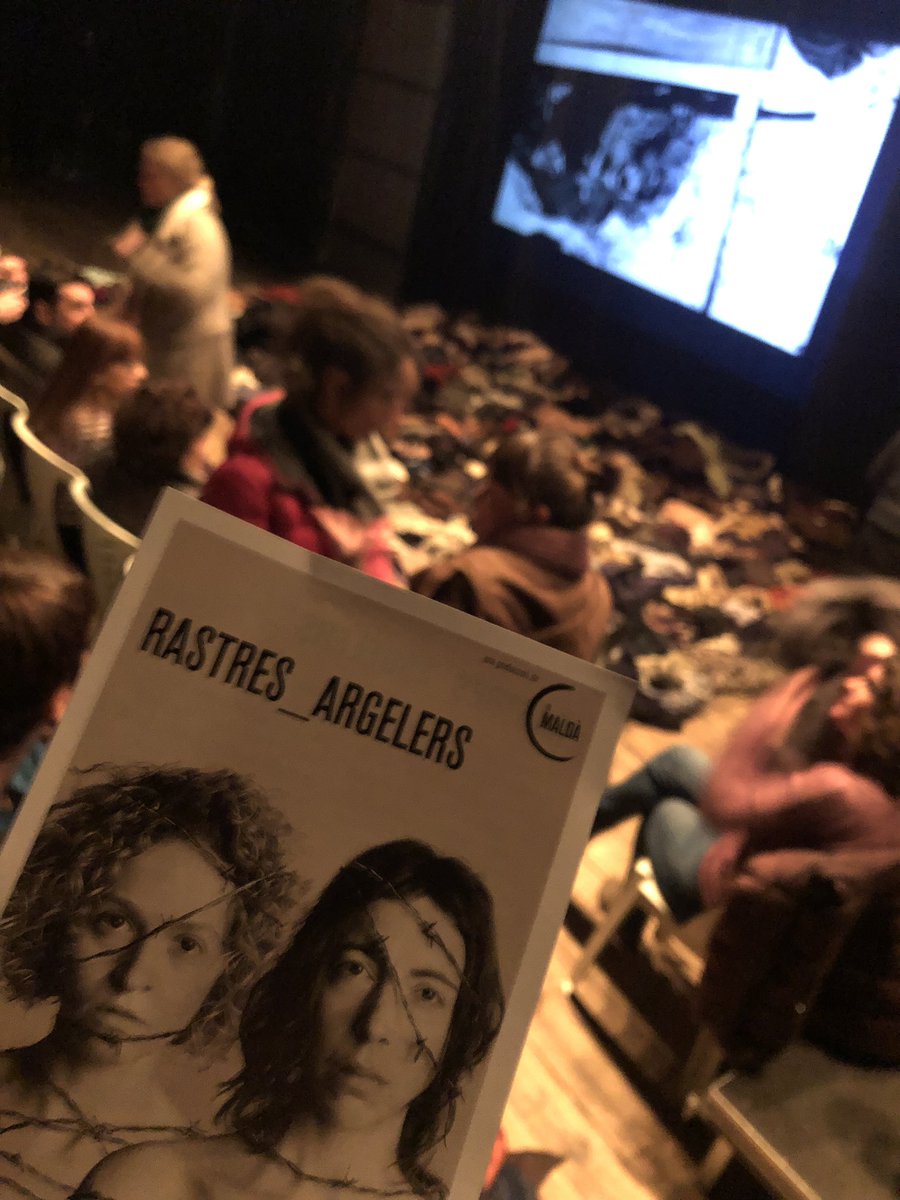 Quin plaer poder gaudir de Rastres_Argelers a casa, en un escenari preparat per l’ocasió, intimista, amb només capacitat per 70 persones... felicitats <a href="/ariadnafigols/">Ariadna Figols</a> per la interpretació i <a href="/AjBerga/">ajberga</a> <a href="/lafarsaberga/">la Farsa</a> per la programació