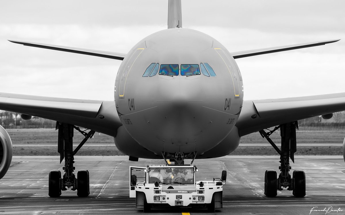 Frenchpainter's tweet photo. Face to face with an #Airbus #A330 #MRTT French Air Force 🇫🇷 #Avgeek #AirForce https://t.co/VQwXSoSFGZ