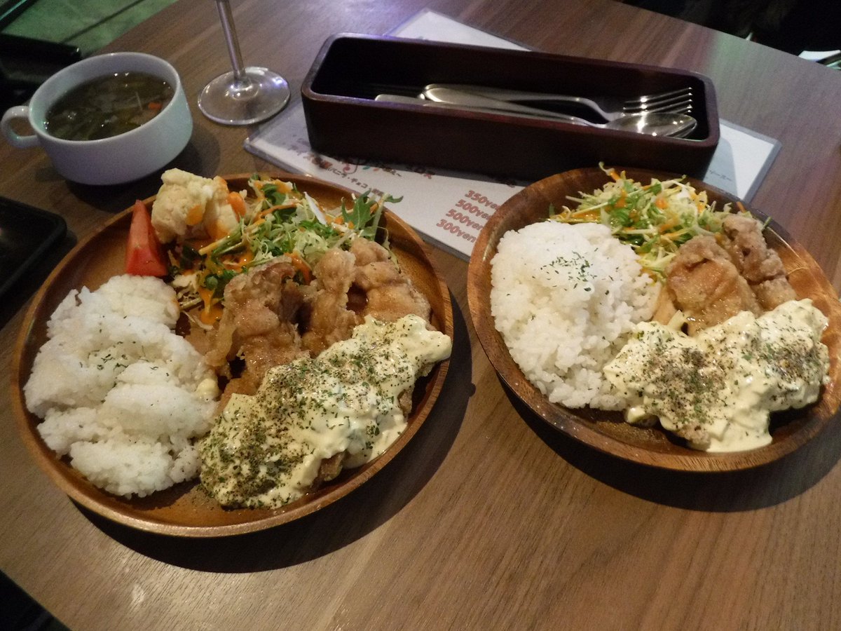 silverchariot12's tweet image. 夕べは池袋CANOPUSでチキン南蛮食った♪🐔

右が俺のチキン南蛮（一般向け）、
左がエリザベスのチキン南蛮（ライブの出演者だけが食べられる、いわゆる演者飯）。

演者飯の方はスープ付きで、いくらかチキンも多い気がする(^^;

何はともあれうまかった😋🍴💕

#池袋CANOPUS
#チキン南蛮
#演者飯