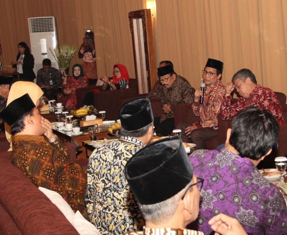 halimiskandarnu's tweet photo. Silaturrahim menyongsong pelantikan Gubernur terpilih Ibu Khofifah Indarparawangsa dan Wagub terpilih mas Emil Dardak, tgl. 13 Pebruari 2019, di Istana Negara.
Semoga amanah, maslahah, barokah. Amin https://t.co/G48Kn4EYoq