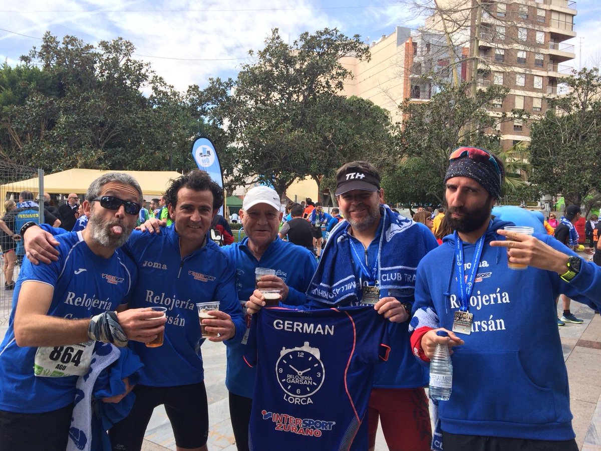 TeamRelojGarsan's tweet photo. Porque estos grandes se lo merecen todo!!! A pesar de no mejorar ningún tiempo siempre acabamos con lo más importante, las cervezas de después!!! Esto es @TeamRelojGarsan #amistad y cerveza y ya si eso entrenamos y competimos algo!!! 💪🏻💪🏻💪🏻💪🏻 #Mediamaratonorihuela https://t.co/4Oih1swnDo