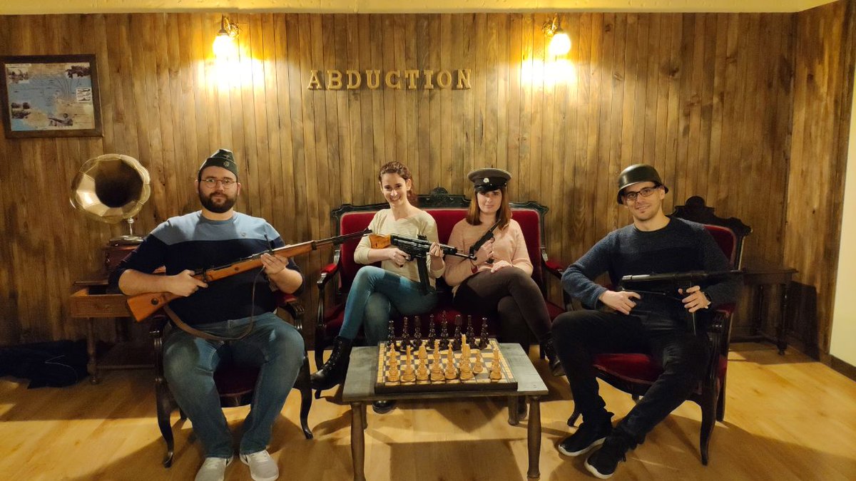 Rupover's tweet image. El ansia nos ha podido con @CubickV. Las 2 salas en 2 días. La Entrevista es algo TAN fresco y TAN chulo y TAN frenético que no podré olvidarla fácilmente. 
Abduction mucho más calmada pero con una ambientación brutal y unas pruebas muy interesantes.
Deseando que abran más salas!