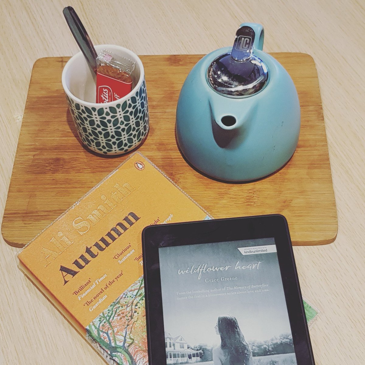WIHull's tweet photo. Book Club and a cuppa! How's your Sunday going? 📖📚 #bookclub #ilikebigbooks #wi #wihull #womensinstitute #sisterhood #inspiringwomen #empoweringwomen https://t.co/7g24NcCGs9