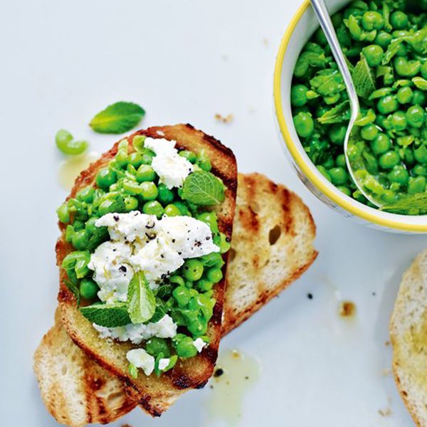 Mmm mm mm - Pea, goats cheese and mint bruschetta 😋 
takingthepea.com