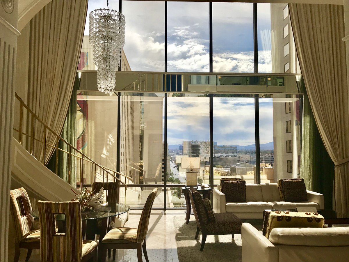 GoldenNuggetLV's tweet photo. Waking up in #Vegas! #SpaSuite #Views #GoldenLife https://t.co/yMtHvj3utP