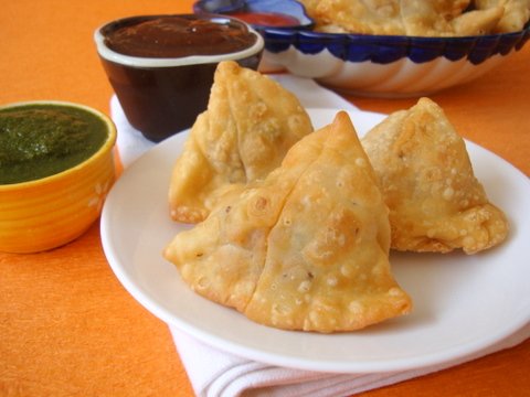 hellomirch's tweet photo. 10 Veggie Samosas for $12 is back this Sunday 🙌 Join us with your friends and family for a delicious treat! Call us at (306) 956-3138 to place an order.
Tag a samosa lover! #samosa #yxe https://t.co/8CdiaH3eSV