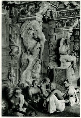 india_was's tweet photo. Brahmins in the Great Temple at Madurai, Tamil Nadu - 1928 https://t.co/qZyLRN95mo