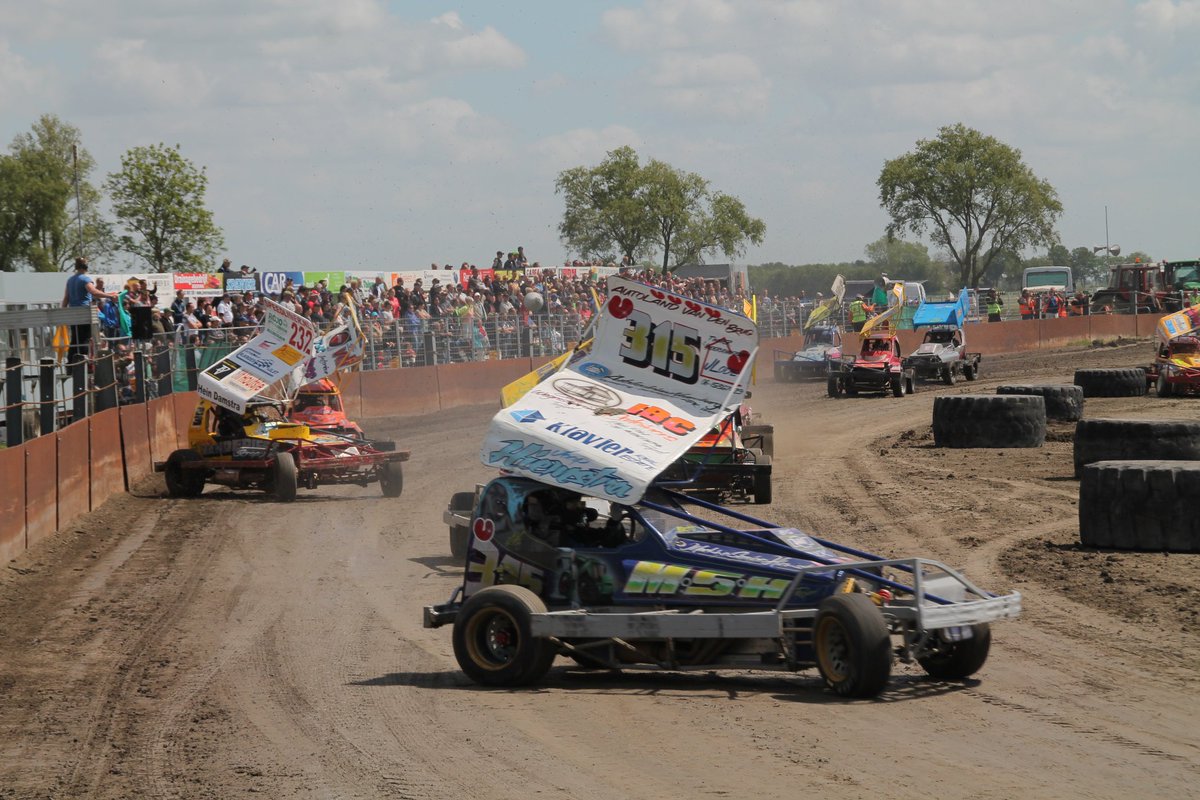 RaRaRacing's tweet photo. When sideways is an art
More #racingphotos on our website https://t.co/gKVxg7xPST and and #racevideos on our #Youtube channel #RaRaRacing
#autocross #stockcar #f1 #stockcarf1 #dirtmodified #autosport #sprintcar #dirttrack #speedway #racetrack #dirtlife #Blauwhuis #FACautocross https://t.co/bfSaUvmgt9