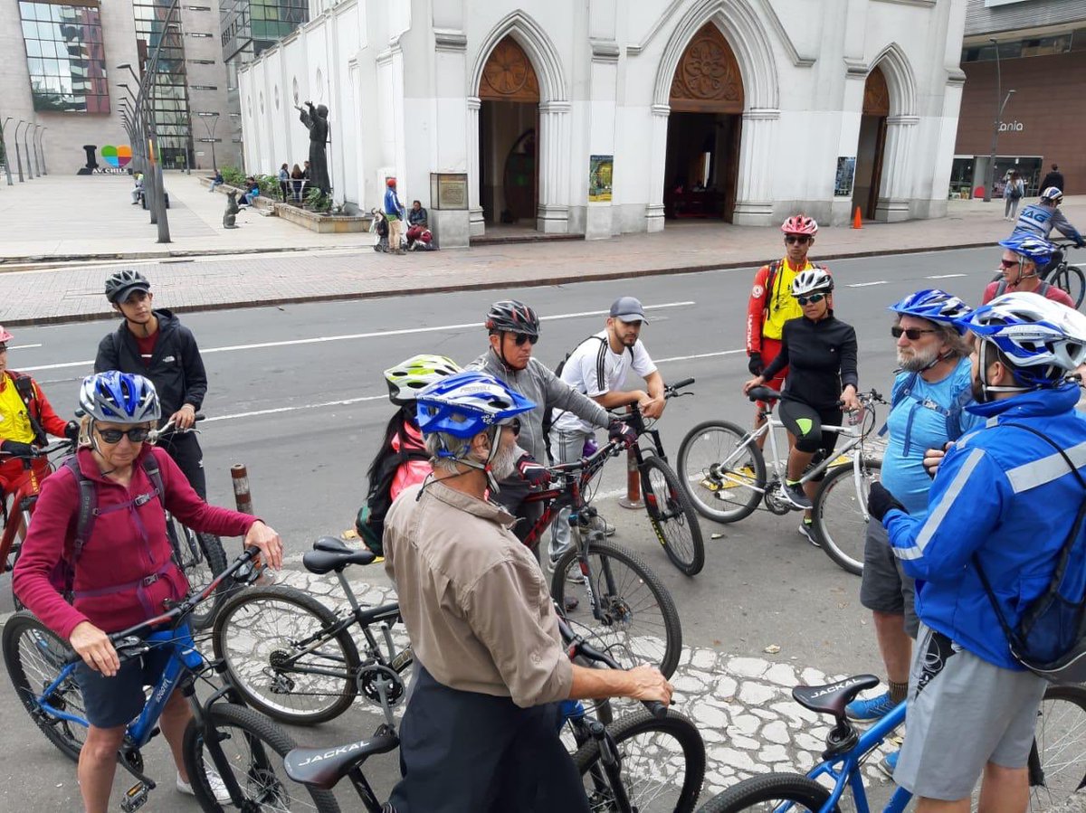 ¿#SabíasQue puedes disfrutar conociendo la ciudad y sus atractivos turísticos en bici, con guía y totalmente gratis?👌🏼 

Conoce más sobre la experiencia en bici por <a href="/Bogota/">Alcaldía de Bogotá</a>, ingresando a: bicitravesiasbogota.gov.co