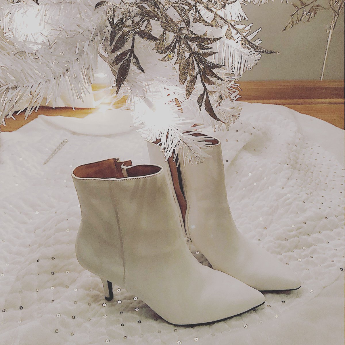 SilverGoddesss's tweet photo. The White Ankle Boot is still trending for Spring!! Every #Fashionista and #shoe Crazy Girl is 🙌🙌🙌👠👠👠https://t.co/2fqTonl8ol https://t.co/BfeZDqk3VL