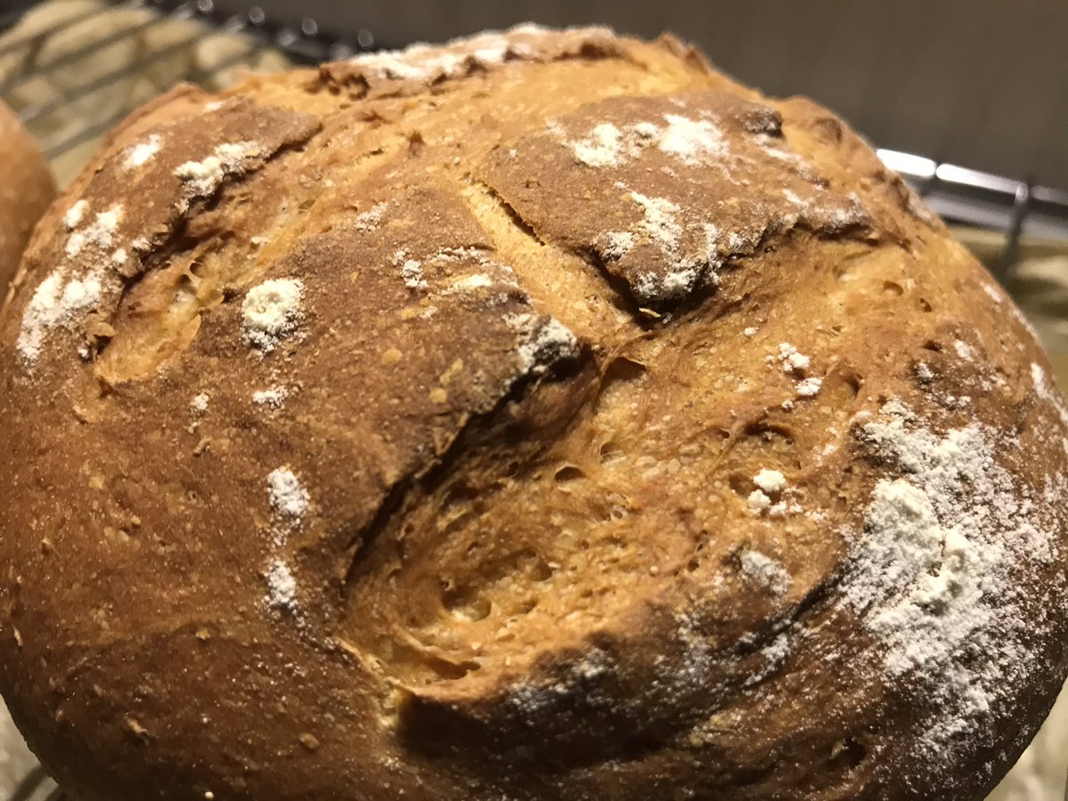 fabsh's tweet image. That crust is perfection! 👌🏻 #FirstBread #Burebrot