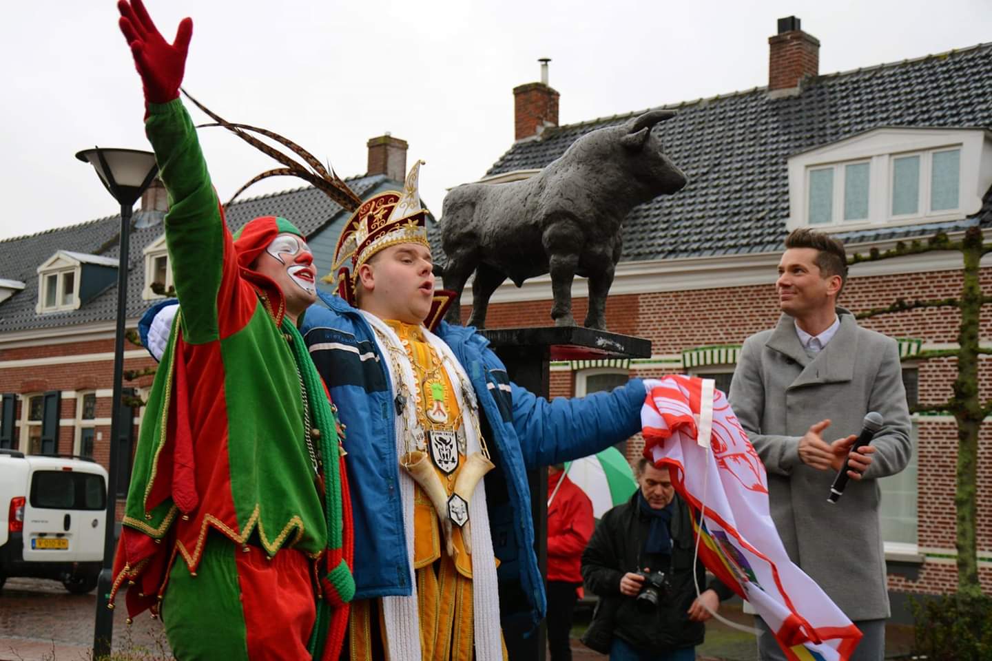 O Xrhsths Gemeente Woensdrecht Sto Twitter Wethouder Jeffrey Van Agtmaal Onthulde Vanmiddag Samen Met Carnavalsvereniging D Ossekoppe Het Nieuwe Standbeeld Van De Os In Ossendrecht Christ Mous Maakte Er Mooie Foto S Van Https T Co 2lnjvllxyb