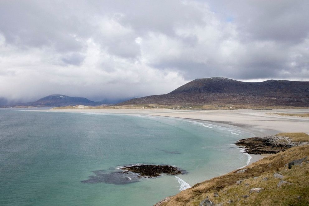 ScoTraveloholic's tweet photo. #OHouterhebrides! ๐ Here is a list of 10 Unmissable Things To Do On #OuterHebrides (with a map). From a drive through Golden Road ๐ to cycling on Benbecula Grimsay ๐ฒ, this place you will never forget ๐ https://t.co/6dBwrTPyuy #VisitScotland https://t.co/EnbMgh1uk5